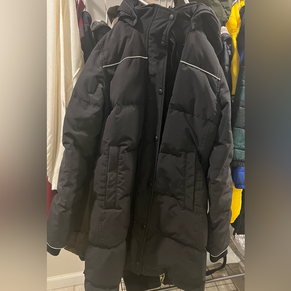 Canada goose jacket fits xs and small